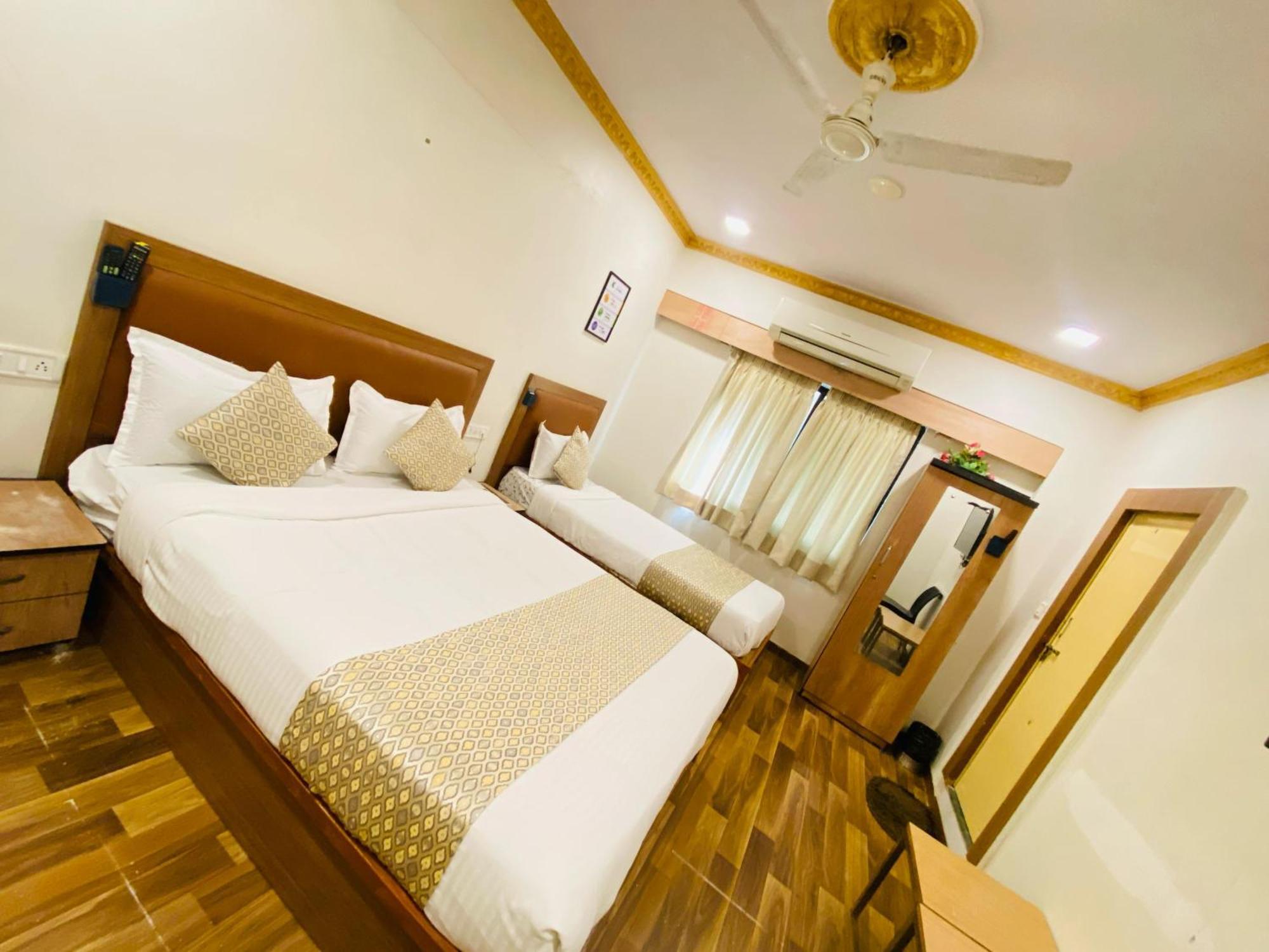 Hotel Abc Satellite Prahlad Nagar Ahmedabad Esterno foto