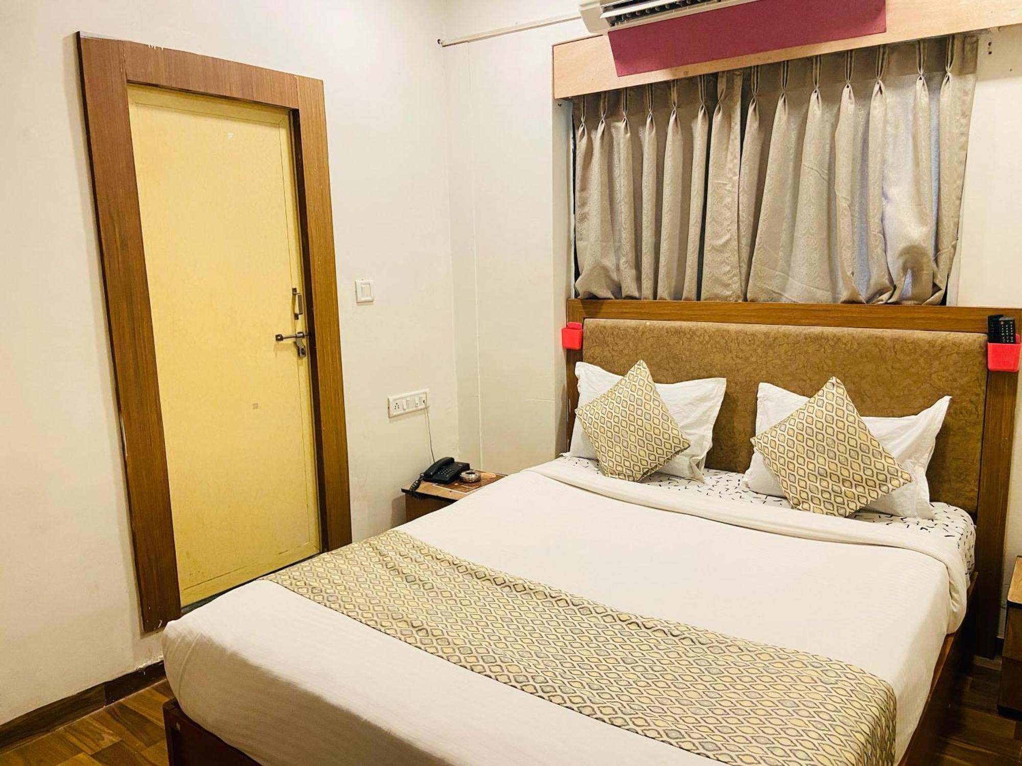 Hotel Abc Satellite Prahlad Nagar Ahmedabad Esterno foto